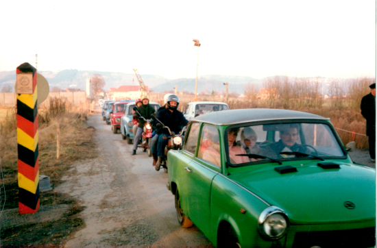 Hier sehen Sie die typische Autschlange am Tag der Grenzöffnung 1989.